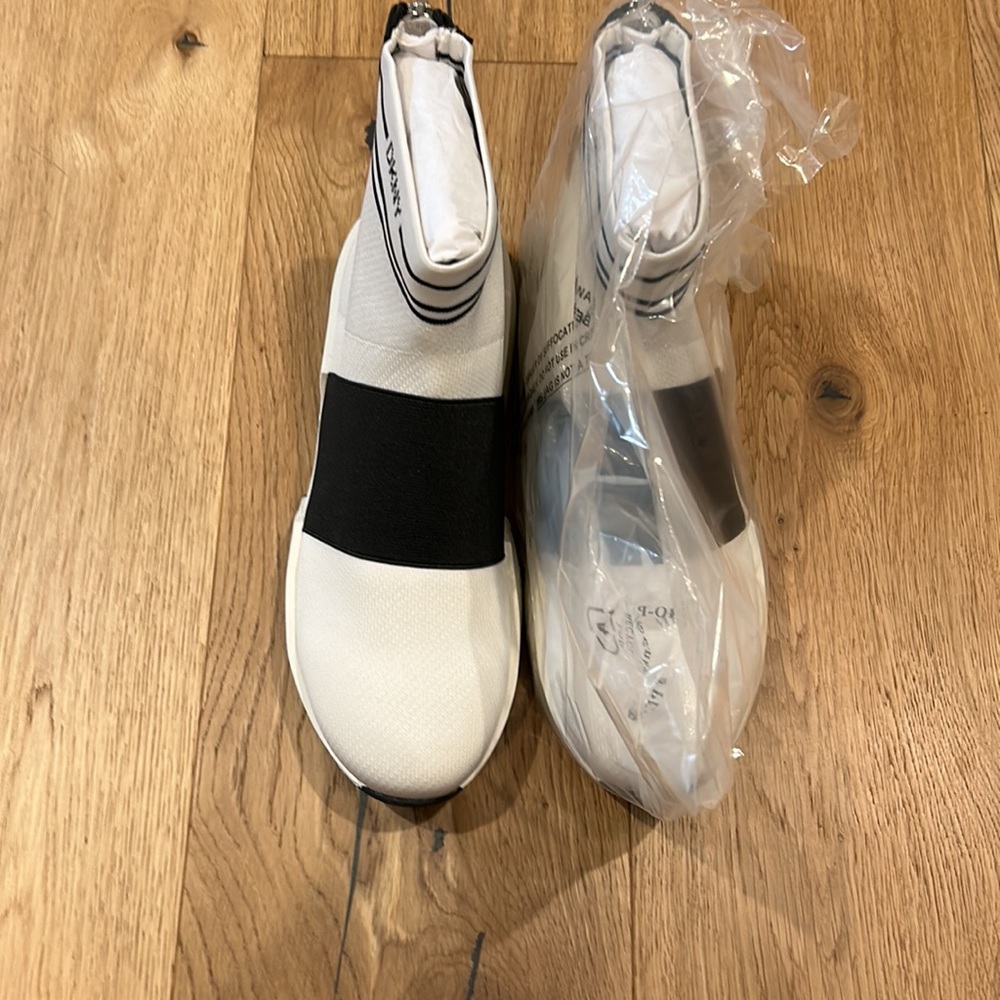 DKNY Fashion Sneakers NWT - Picture 2 of 5